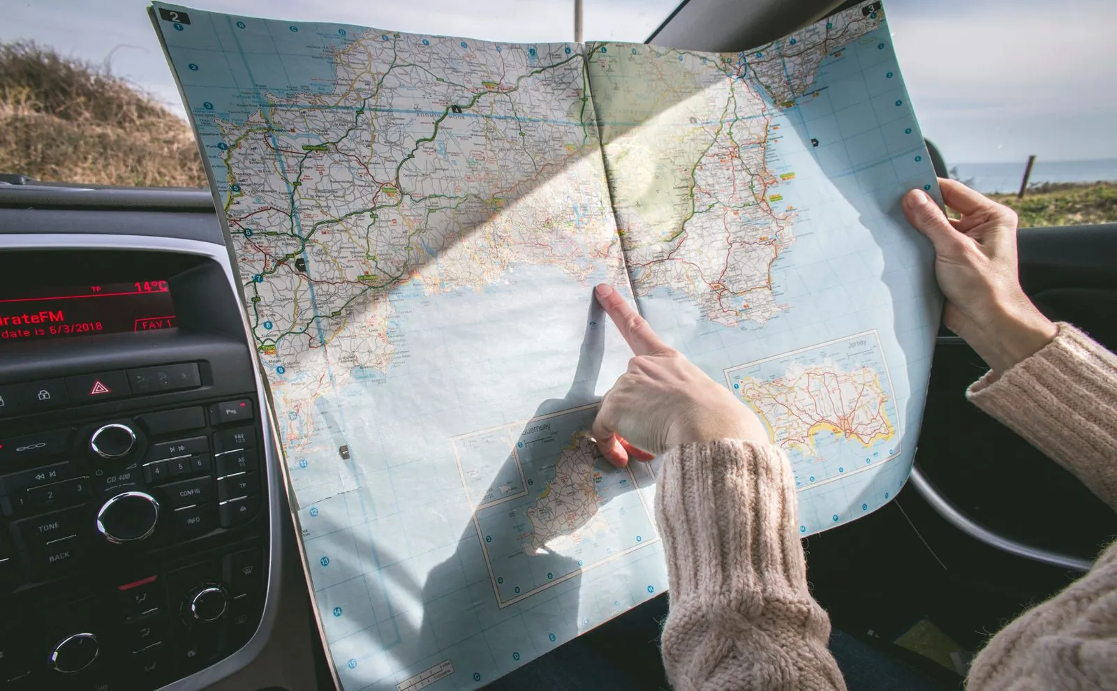 Person sucht eine Route auf einer Karte, wie ein Kunde ein Unternehmen auf Google Maps sucht