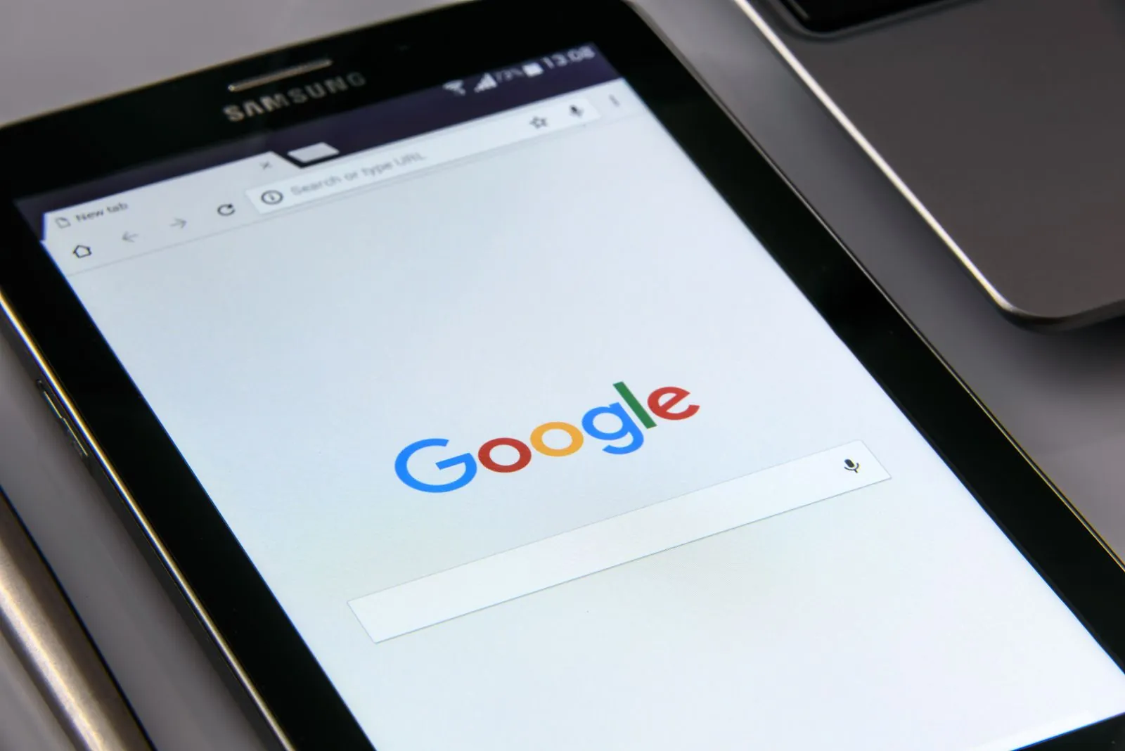 Google-Startseite auf einem Tablet, der Ausgangspunkt der Suchen Ihrer Kunden