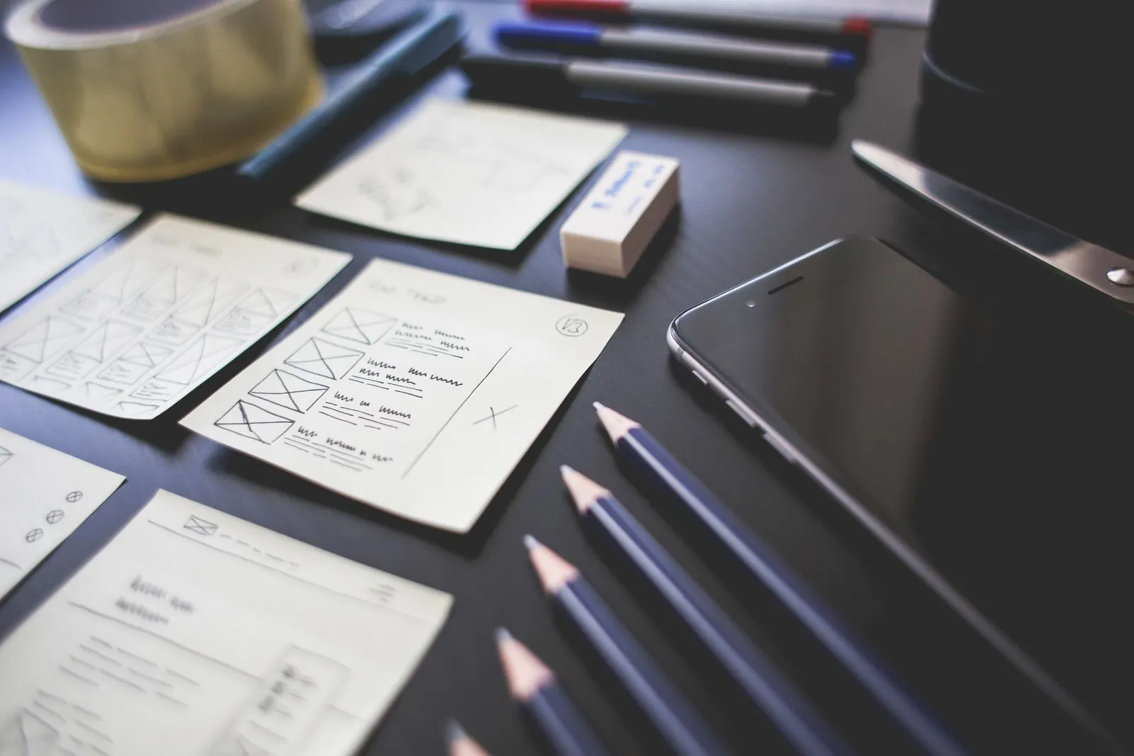 Website-Wireframes und Skizzen auf einem Schreibtisch