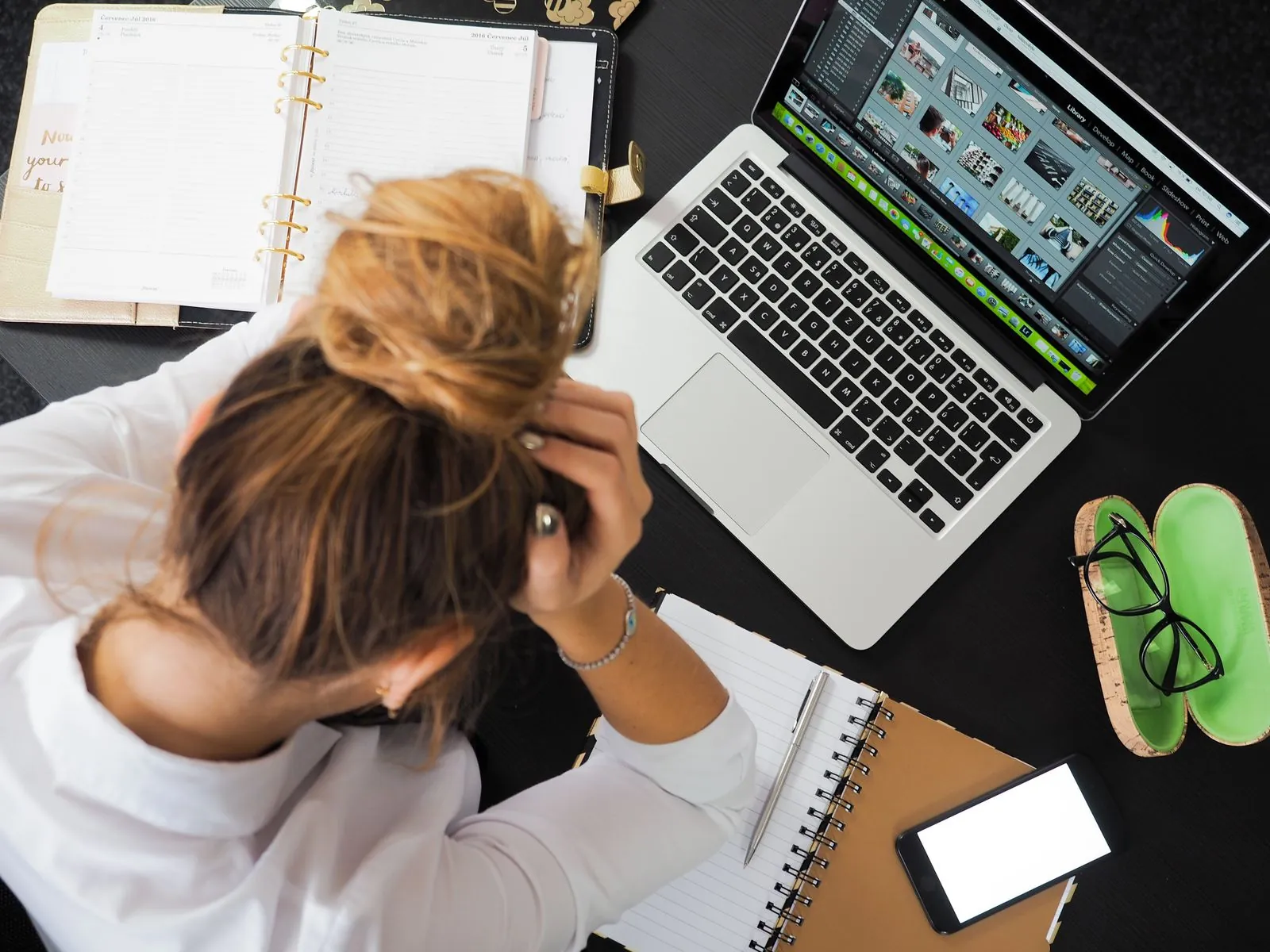 Frustrierte Unternehmerin am Laptop, ohne Antwort ihrer Webagentur
