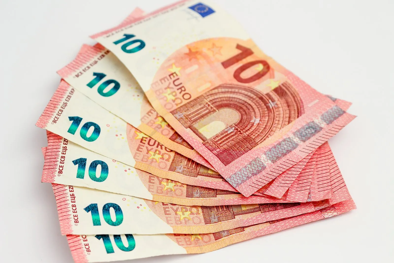 Euro-Banknoten als Symbol der staatlichen Kofinanzierung für Websites in Luxemburg